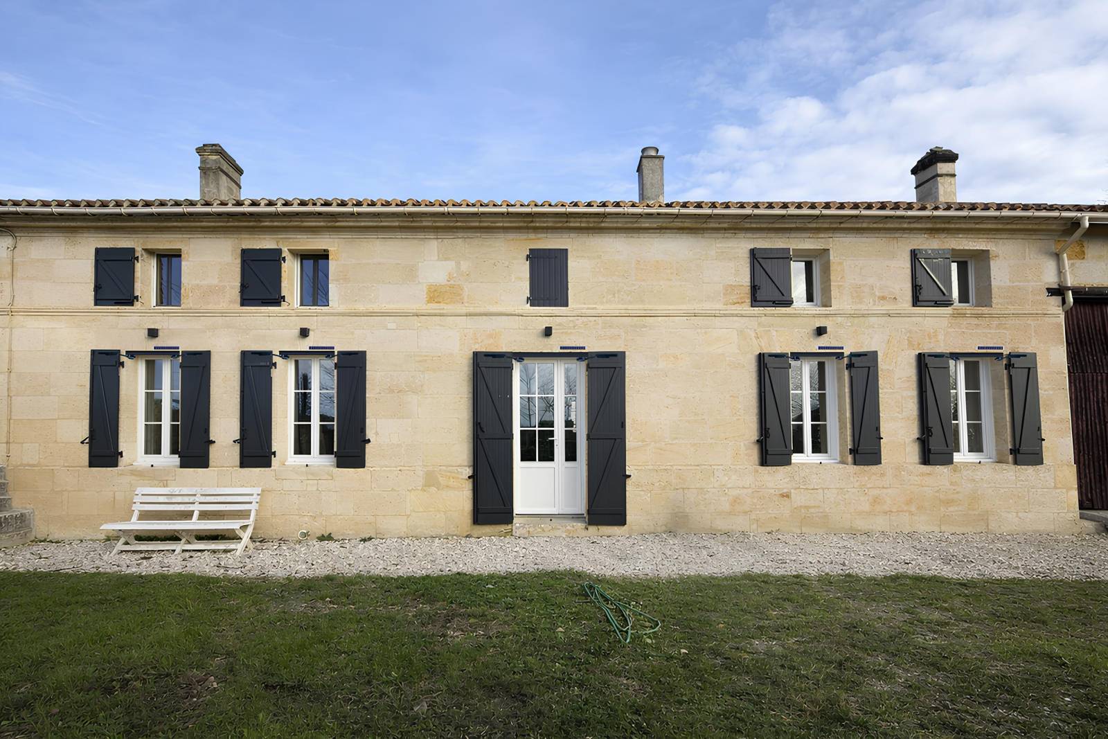 Volet battant motorisé solaire