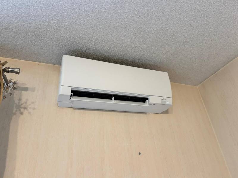 Pose d'une climatisation bi-split Mitsubishi dans un salon d'un appartement à Bordeaux