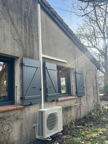 Installation de deux volets battant en aluminium gris avec entrebâilleur pour une maison à Bordeaux 