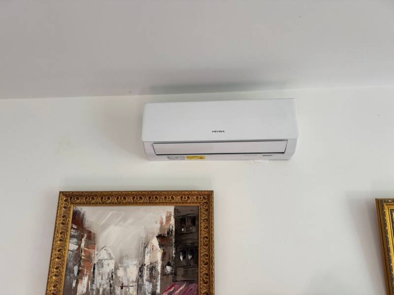 Installation d'une climatisation réversible Heiwa avec bi-split dans une maison individuelle à Bordeaux