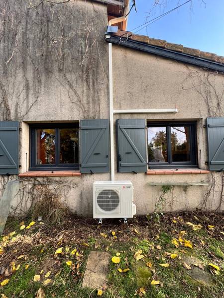 Installation de deux volets battant en aluminium gris avec arrêt pour une maison à Bordeaux 