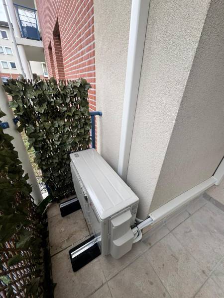 Installation d'une unité extérieure Mitsubishi sur une terrasse appartement à Bordeaux