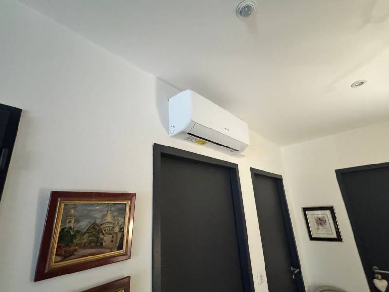 Installation d'une climatisation réversible Heiwa avec bi-split dans une maison individuelle à Bordeaux