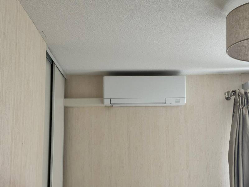 Pose d'une climatisation bi-split Mitsubishi dans une chambre d'un appartement à Bordeaux