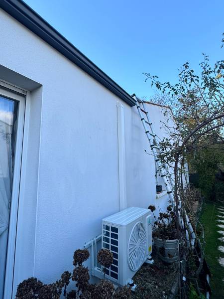 Installation d'une unité extérieure de climatisation réversible Heiwa dans une maison individuelle à Bordeaux