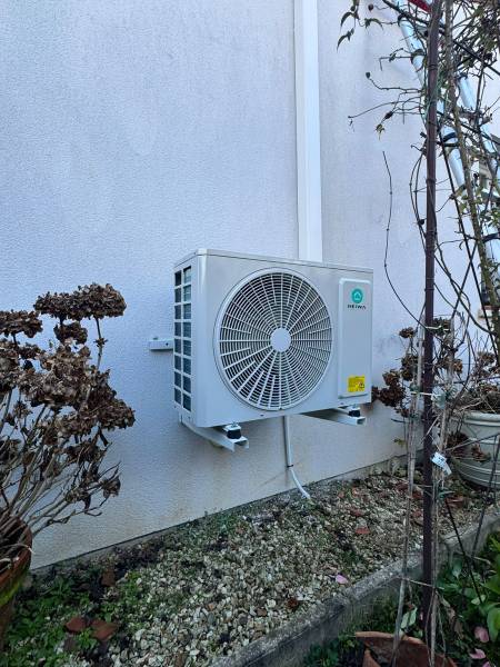 Installation d'une unité extérieure de climatisation réversible Heiwa dans une maison individuelle à Bordeaux
